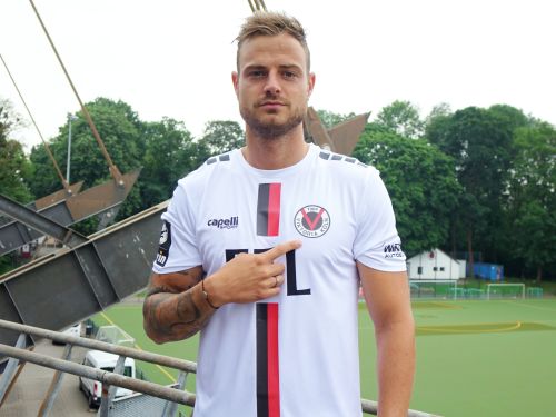 Thiele, Klefisch und Rossmann zeigen das neue Viktoria-Trikot