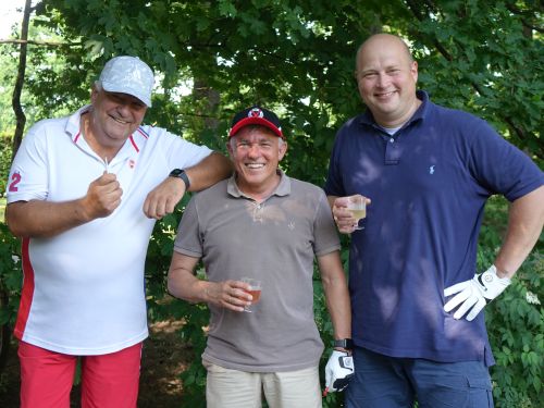 Großer Abschlag mit kleinem Ball beim Viktoria-Golfturnier