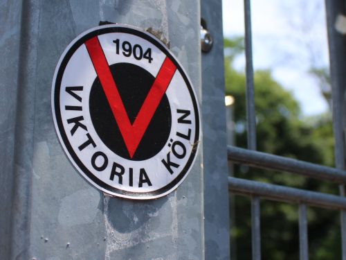 Viktoria Köln mit Zeichen für Inklusion