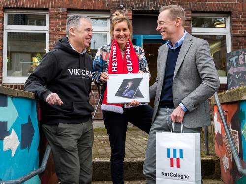 Hand in Hand für die Zukunft: NetCologne spendet mithilfe von Viktoria Köln Tablets