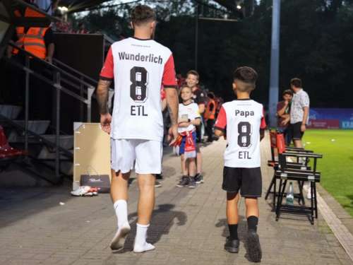 „Papa, jetzt ist Schluss!“ Luca holt Mike Wunderlich vom Platz