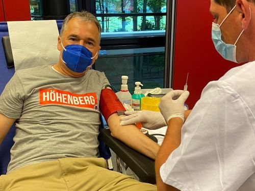 Weil das Gemeinwohl am Herzen liegt – Andreas Rettig spendet Blut