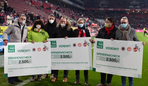 Für den guten Zweck! Scheckübergabe bei Scheinwerferlicht