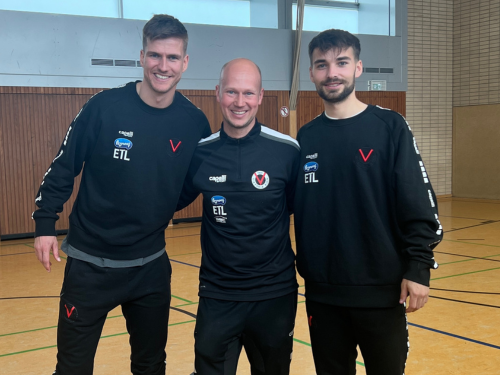 Back to school: Profis unterstützen Vussball-AGs