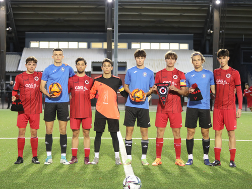 Mützen, Bälle und „ein tolles Spiel“ – Solidarität und Unterstützung für ukrainische U19-Vussballer