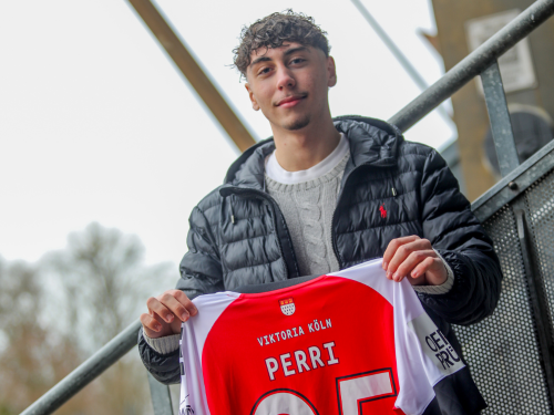 „Großes Potenzial“ –  Diego Perri unterschreibt Profi-Vertrag