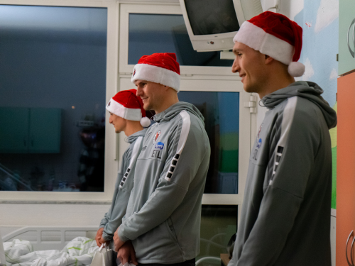 Viktoria-Spieler besuchen Kinderkrankenhaus in Porz