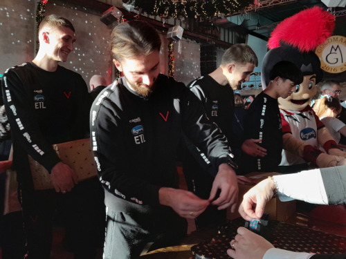 Viktoria packt mit ein: 1.111 Pakete für die Kölner Tafel