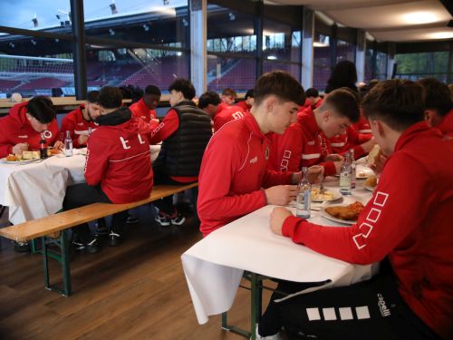 Gemeinsames Iftar: Viktoria lädt Jugendspieler zum Fastenbrechen im Ramadan ein