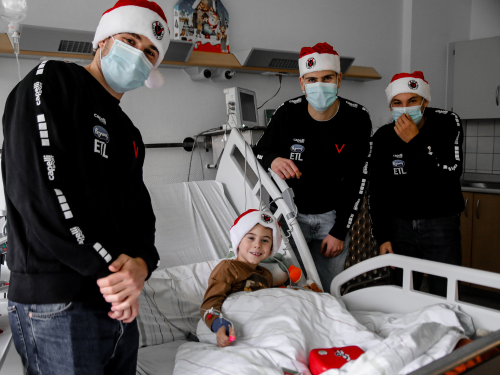 Nikolaus-Überraschung: Profis besuchen Kinderklinik in Porz