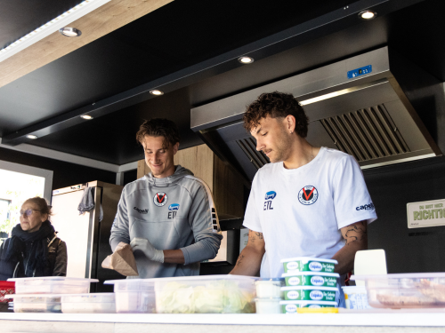 Essen für Pänz: Spieler helfen im Frühstücksmobil