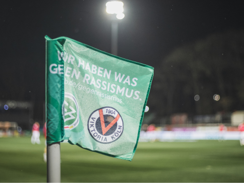 Viktoria zeigt Flagge gegen Rassismus!