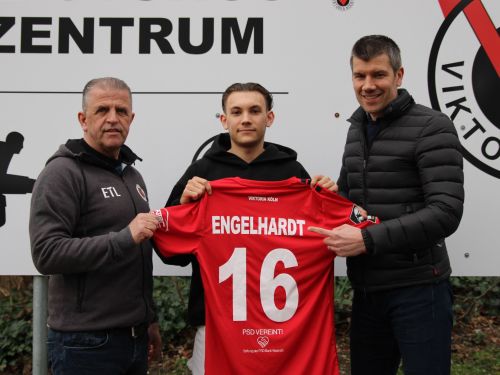 Engelhardt unterschreibt Profivertrag